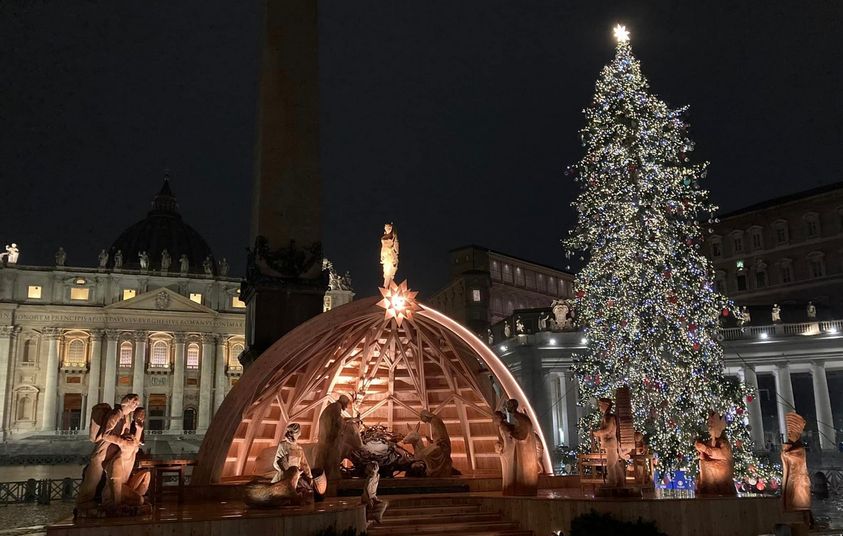 Cittadini in festa a Sutrio per il ritorno del presepe